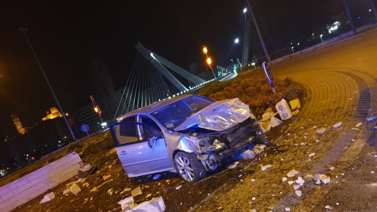 Imagen del vehículo, al que abandonaron encima de la rotonda.