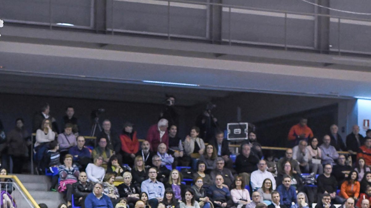 Geo Bahí, la capitana del Cadí, intenta anotar ante dos rivales.