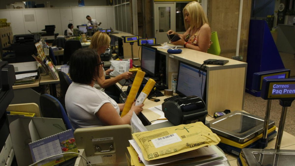 Imagen de archivo de la sede de Correos en Rambla Ferran de Lleida.
