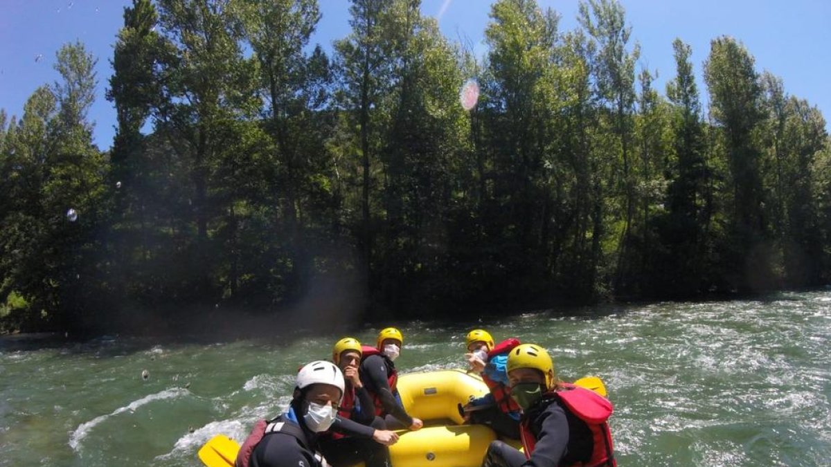Tres barcas inauguraron ayer las bajadas por el Noguera Pallaresa. En la foto, una familia de Barcelona durante la actividad.