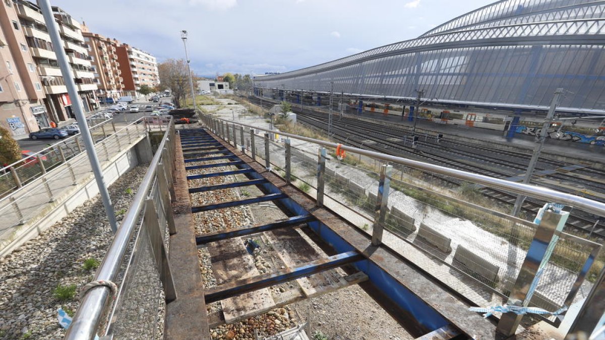 Desmunten les fustes de les rampes de la passarel·la de Renfe