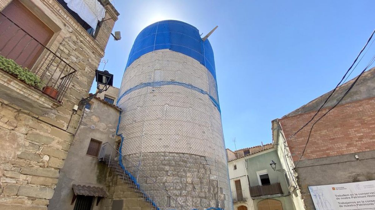 Imagen del nuevo aspecto de la torre medieval de Ivorra tras los trabajos de emergencia.