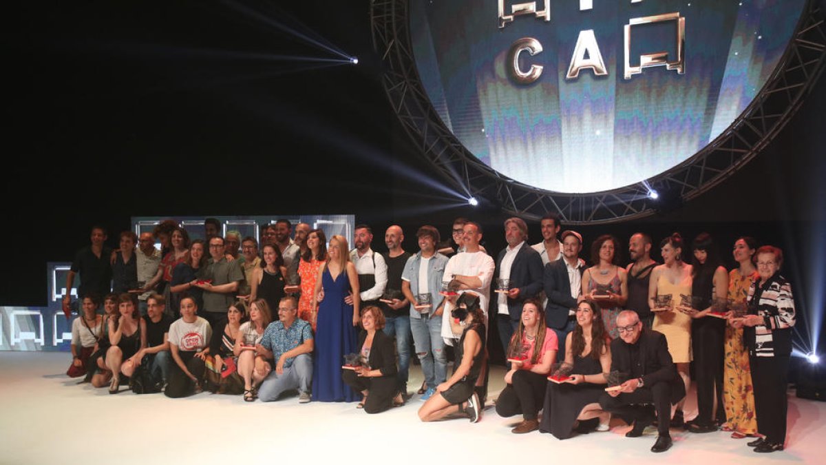 Plano general de todos los premiados anoche en los Butaca.
