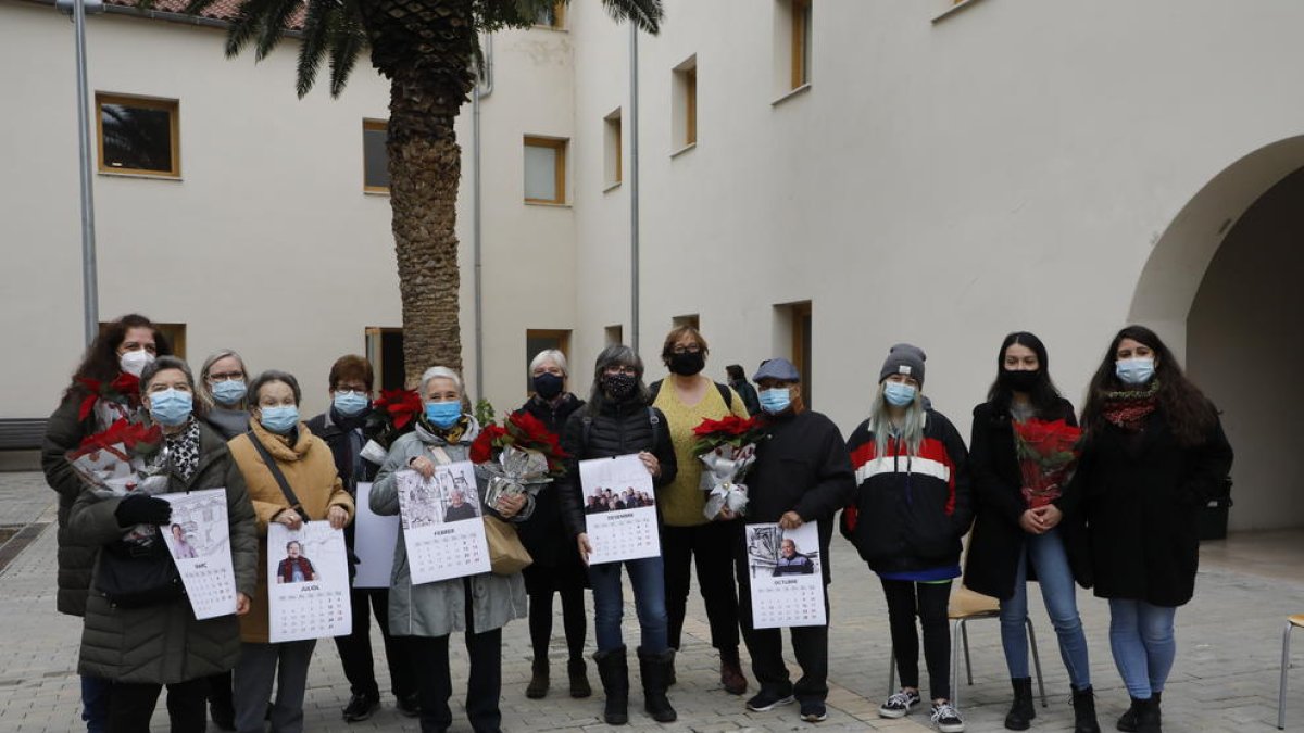 Algunos de los participantes y organizadores del calendario en homenaje a los mayores del Centre Històric de Lleida, ayer durante la presentación del almanaque.