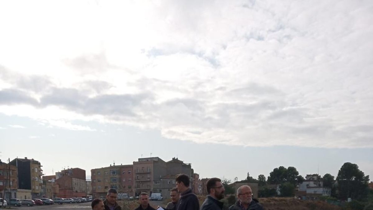 Veïns i l’edil del barri, ahir en un dels miradors del Secà.