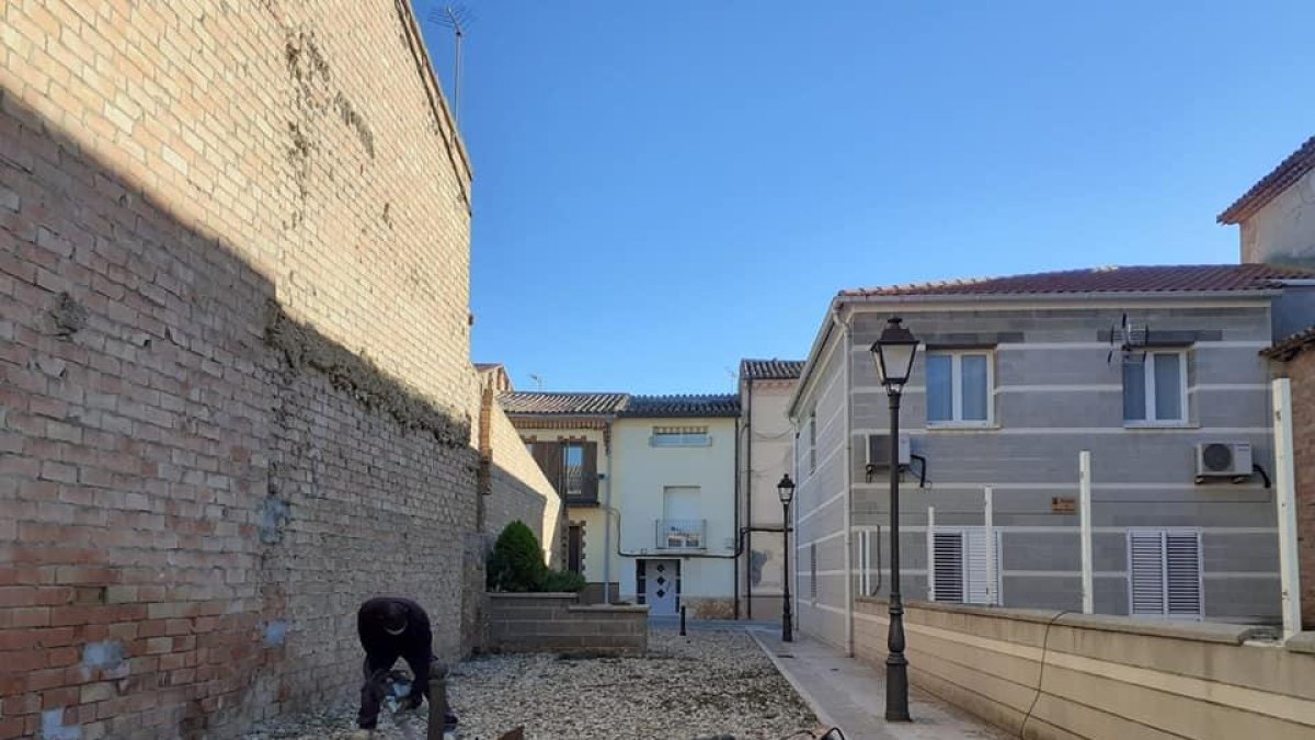 El entorno de la fachada norte de la iglesia de Torrelameu.