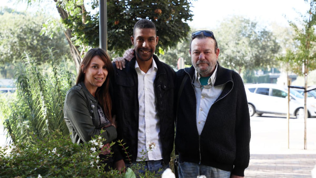 Tateh Lehbib, al centre, al costat de l’Ares i el Miquel, de la seua família d’acollida de Rosselló.