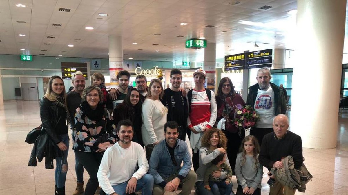 Jaume Betriu, junto a su pareja Laia Sanz, fue recibido en el aeropuerto por familiares y amigos.