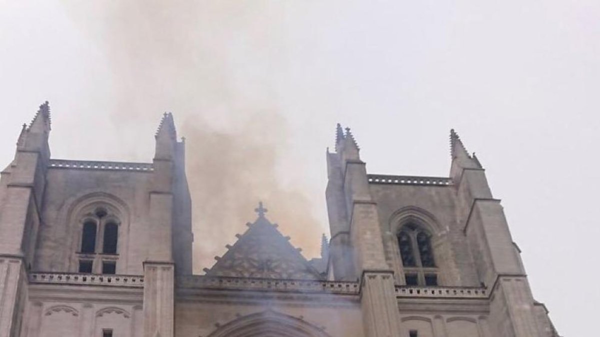 Declarat un incendi de consideració a l'interior de la catedral de Nantes