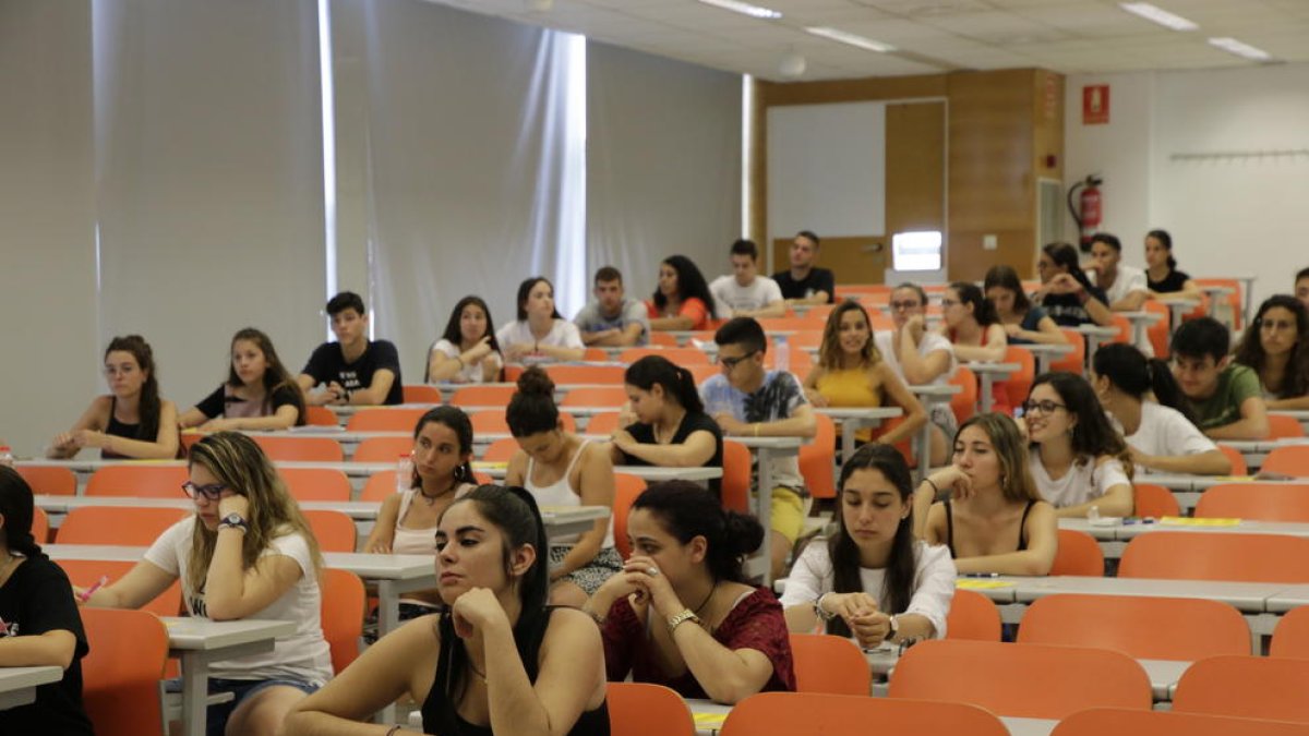 Proves d’aptitud personal per als futurs estudiants d’Educació - La Generalitat va implantar fa dos anys una prova d’aptitud personal (PAP) obligatòria per poder accedir als graus d’Educació Infantil i Primària (a la imatge, estudiants  ...