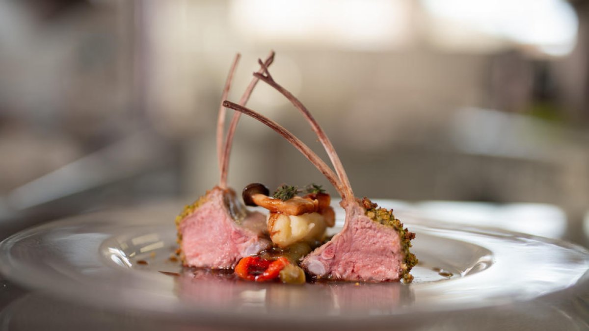 El costellam d'ovella xisqueta, cuinat al forn i a la planxa, es combina amb escalivada i herbes aromàtiques.