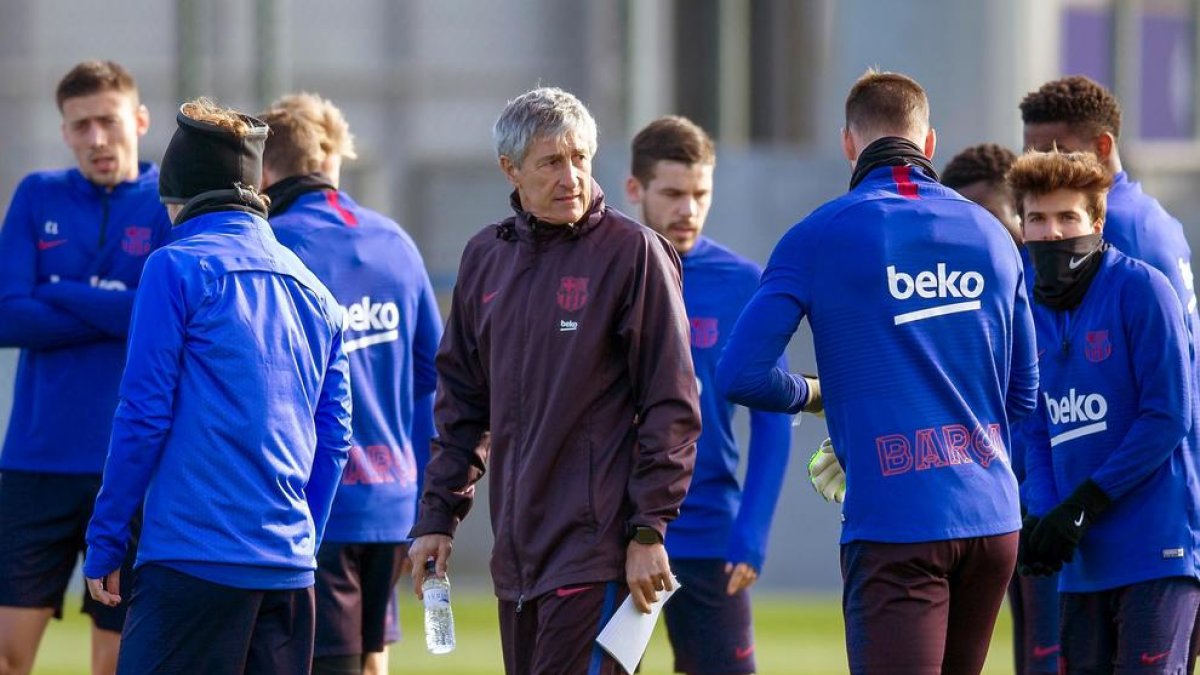 Quique Setién, durant l’entrenament de l’equip previ al partit contra el Granada.