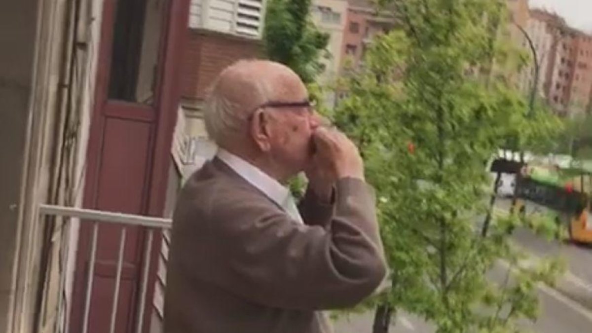 VÍDEO | L'emotiva felicitació de veïns a un lleidatà que compleix 100 anys