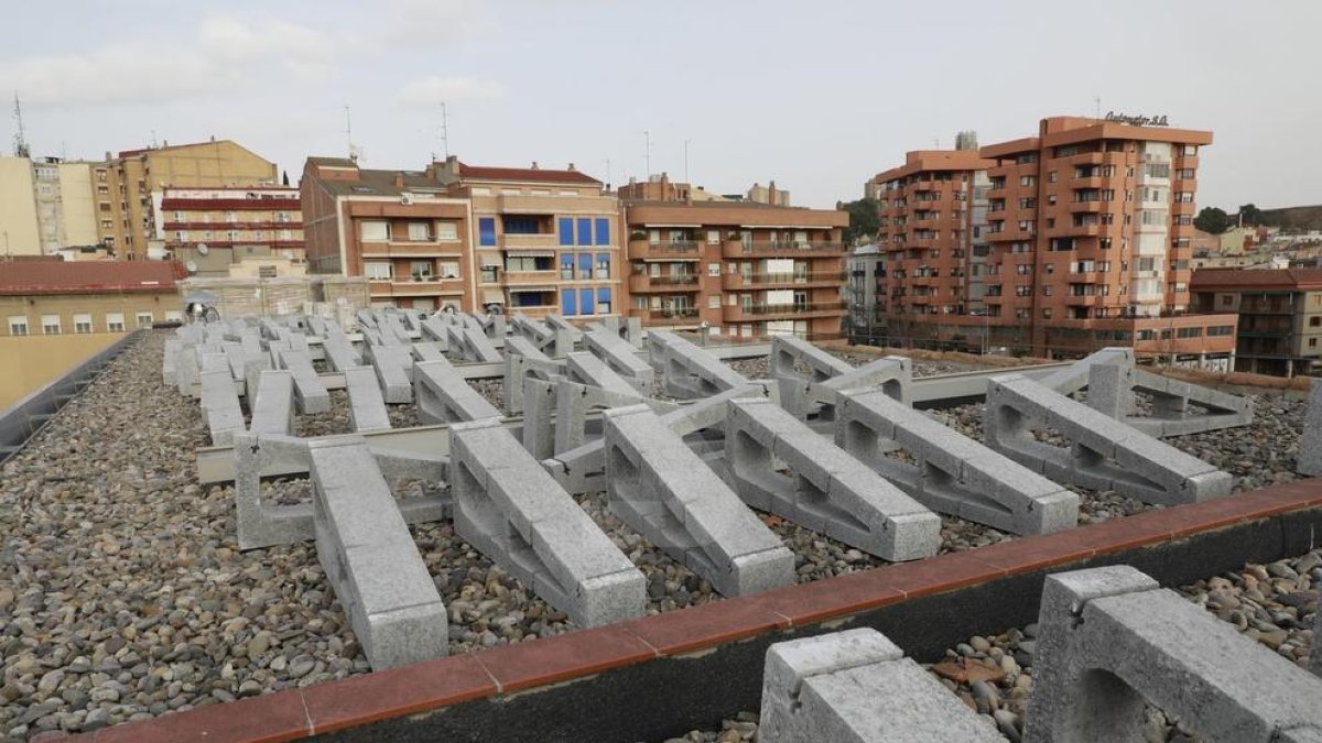 Los trabajos para instalar placas fotovoltaicas en el Rectorado de la UdL.