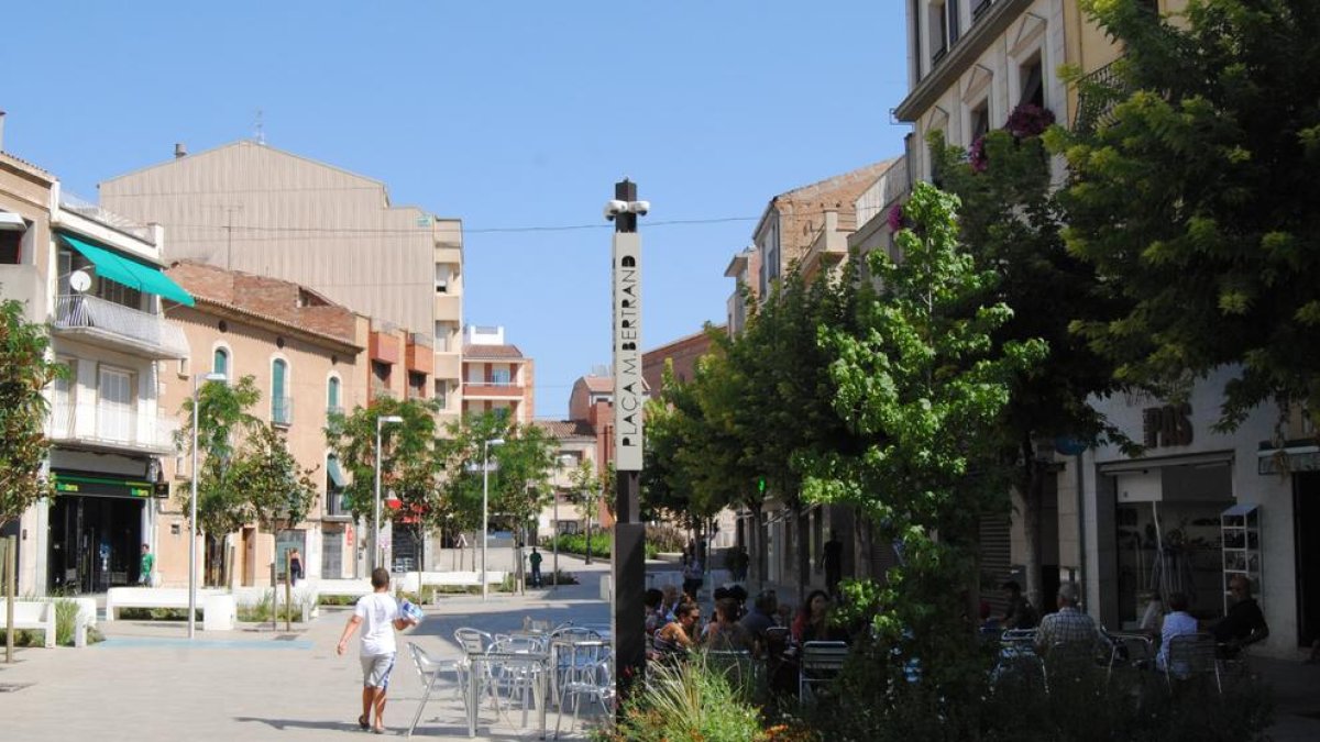 Ocio y seguridad - Las obras de reforma del centro urbano contaron con la instalación de unos tótems en cada una de las plazas que, aparte de servir de punto wi-fi, también cuentan con cámaras de videovigilancia para mejorar la seguridad de l ...