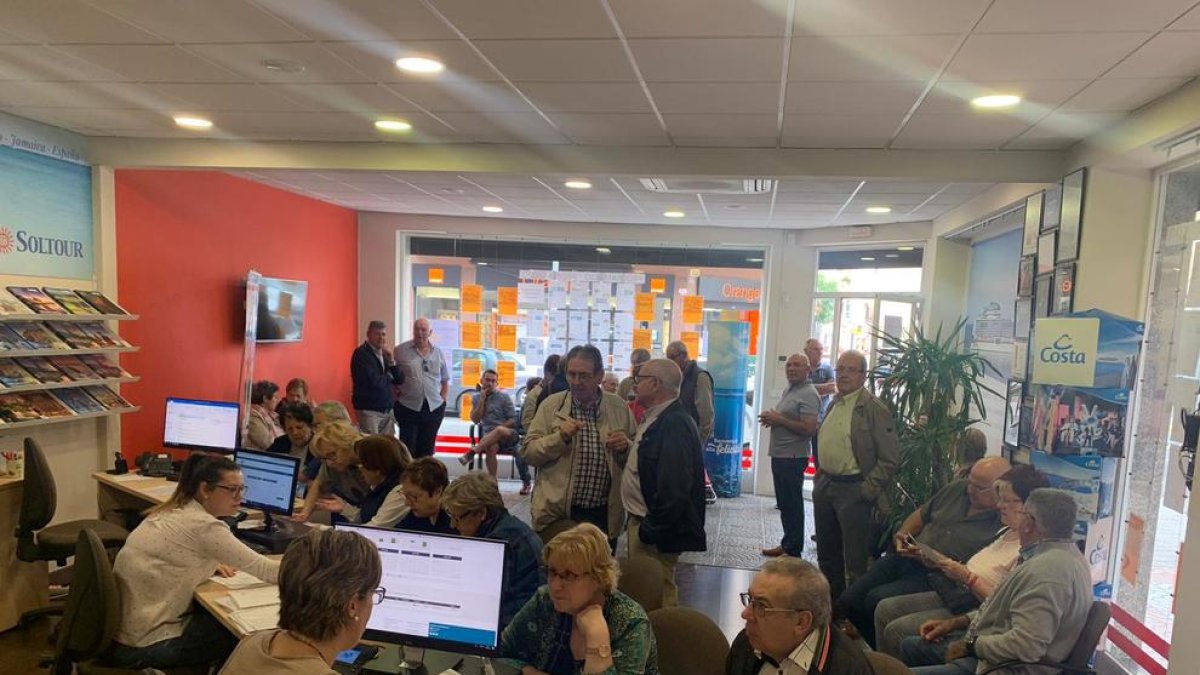 Gent gran informant-se de l’oferta de viatges, dilluns a l’agència Ilertravel de Mollerussa.