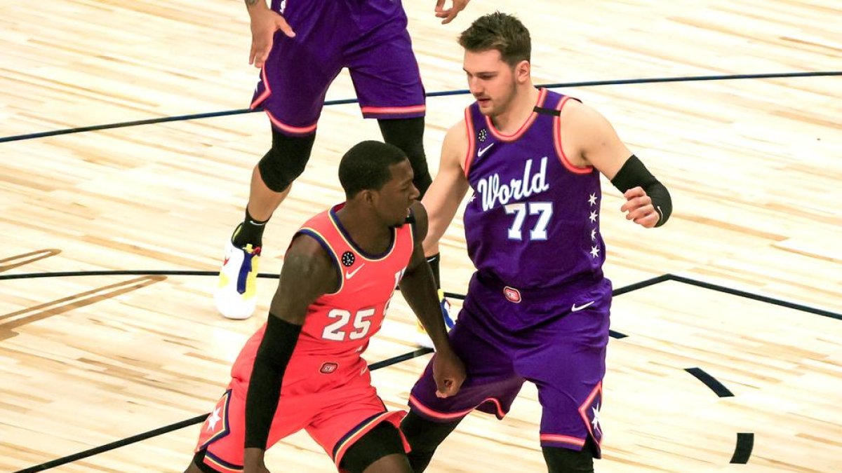 Luca Doncic defiende a PJ Washington.