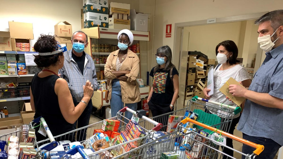 Visita ayer de Pueyo, Castro y Sall al servicio de alimentos “La Botigueta” de Arrels Sant Ignasi.