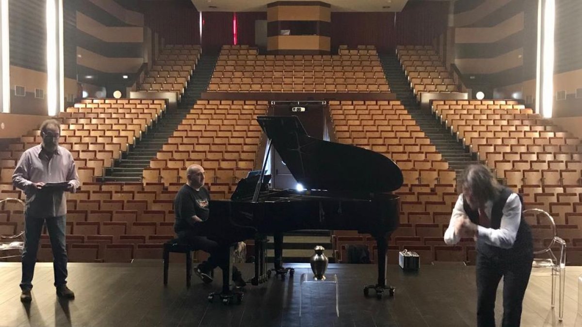 Ensayo ayer en el Teatre de Balaguer, con Jesús Agelet, Xavier Monge y Javier Lázaro.