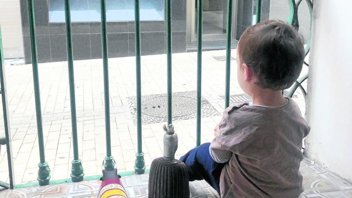 Los niños llevan cinco semanas confinados en sus casas.