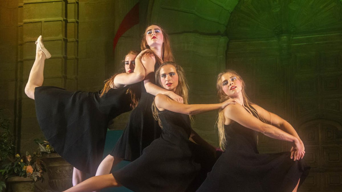 El estreno de ‘Ballem Joan Margarit’ completó el aforo disponible en la plaza Major con 250 personas (que habían reservado previamente).