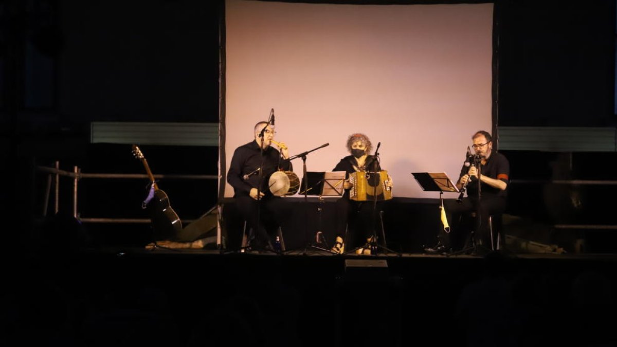 Actuació de Guerrilla Folk, ahir al Mercat del Pla.