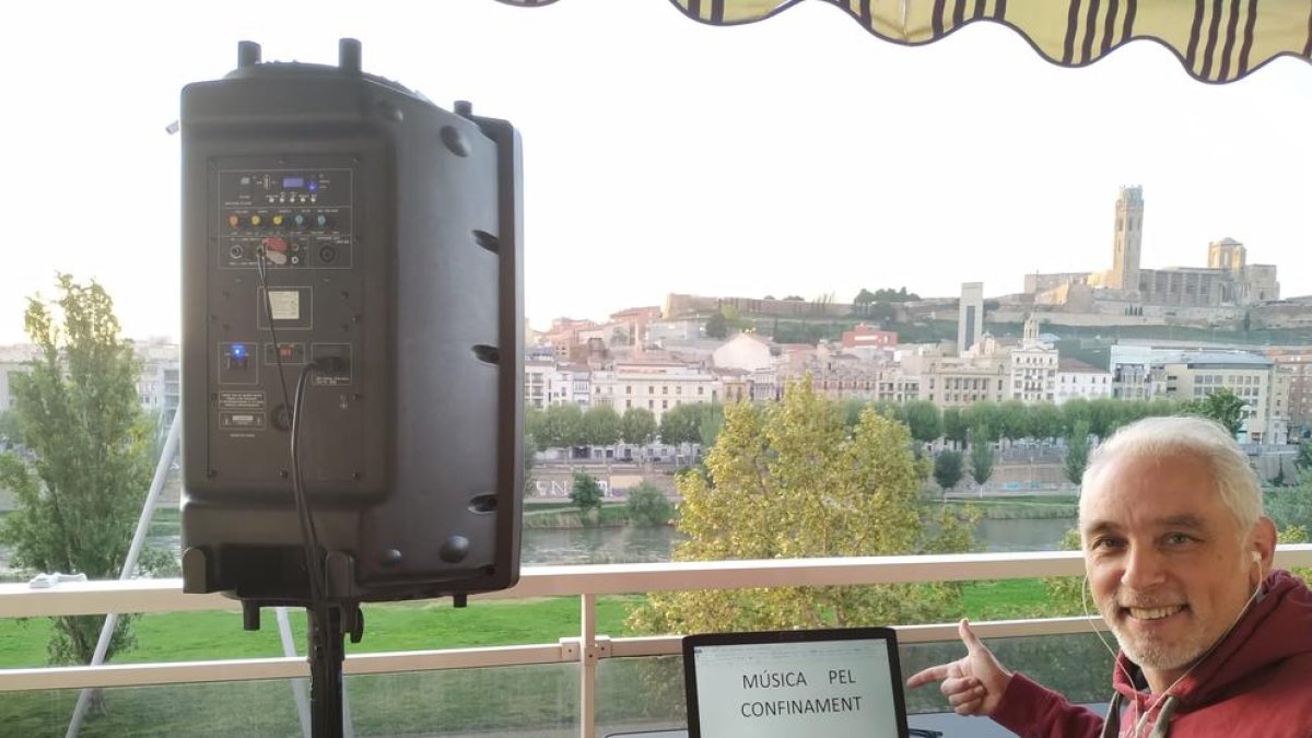 Fiesta sorpresa de cumpleaños de los vecinos de Anna Tomàs, de Mollerussa.