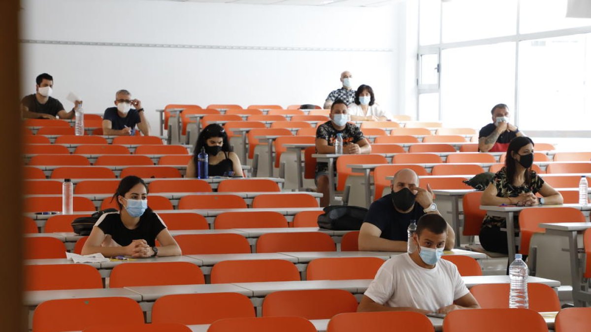 El Campus de Cappont acogió ayer las pruebas de acceso para mayores de 25 y 45 años.