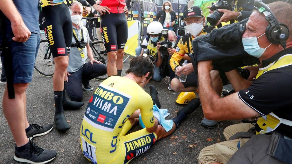 Primoz Roglic, assegut a terra després de perdre el Tour.