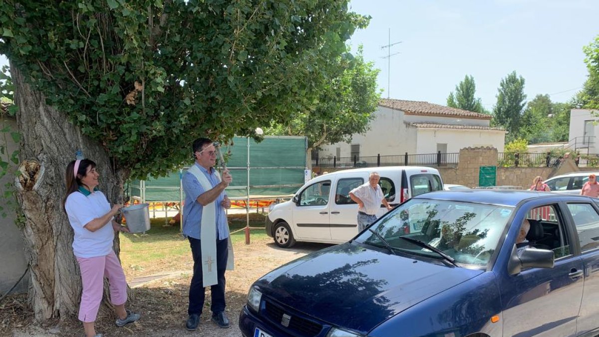 Un momento de la bendición de vehículos.