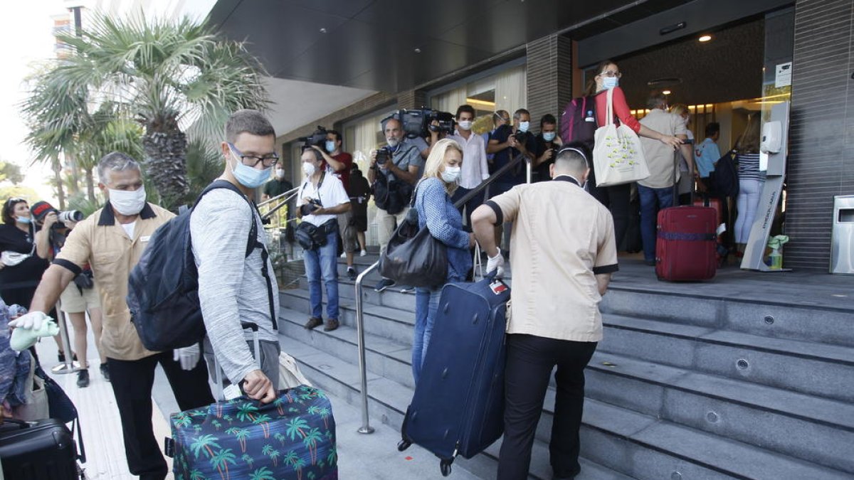 Els primers turistes alemanys, a l’arribar ahir a un hotel de Palma.