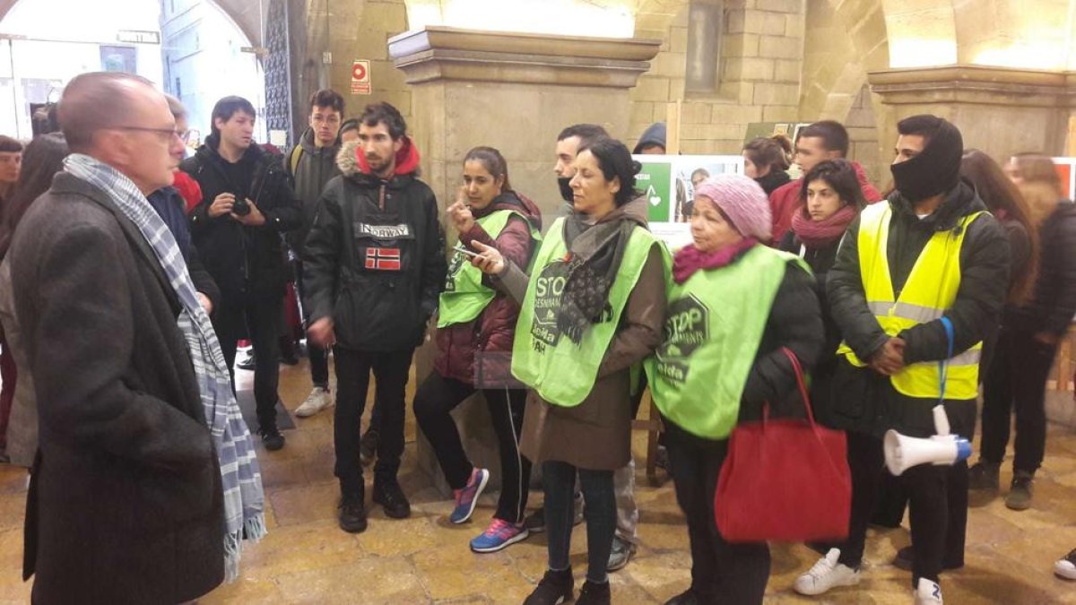 Membres de la PAH entren a la Paeria com a protesta pel desallotjament del bloc de la Sareb