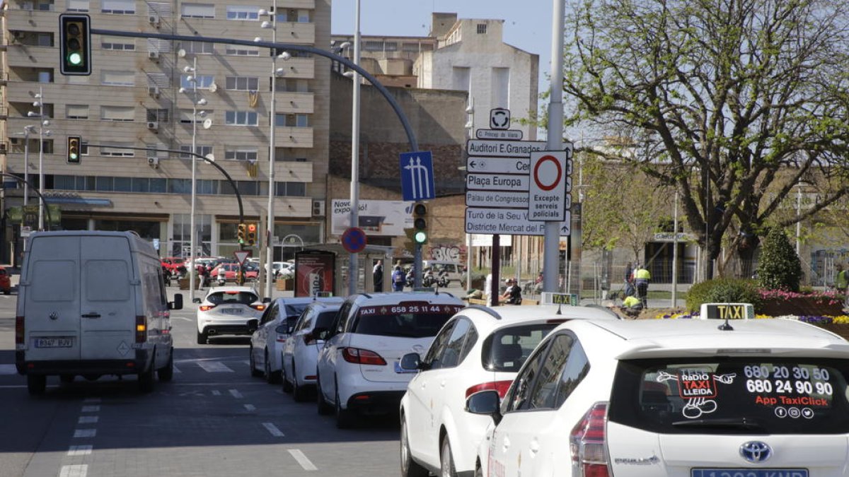 La actual parada de taxis y, al fondo, el parking de zona azul.