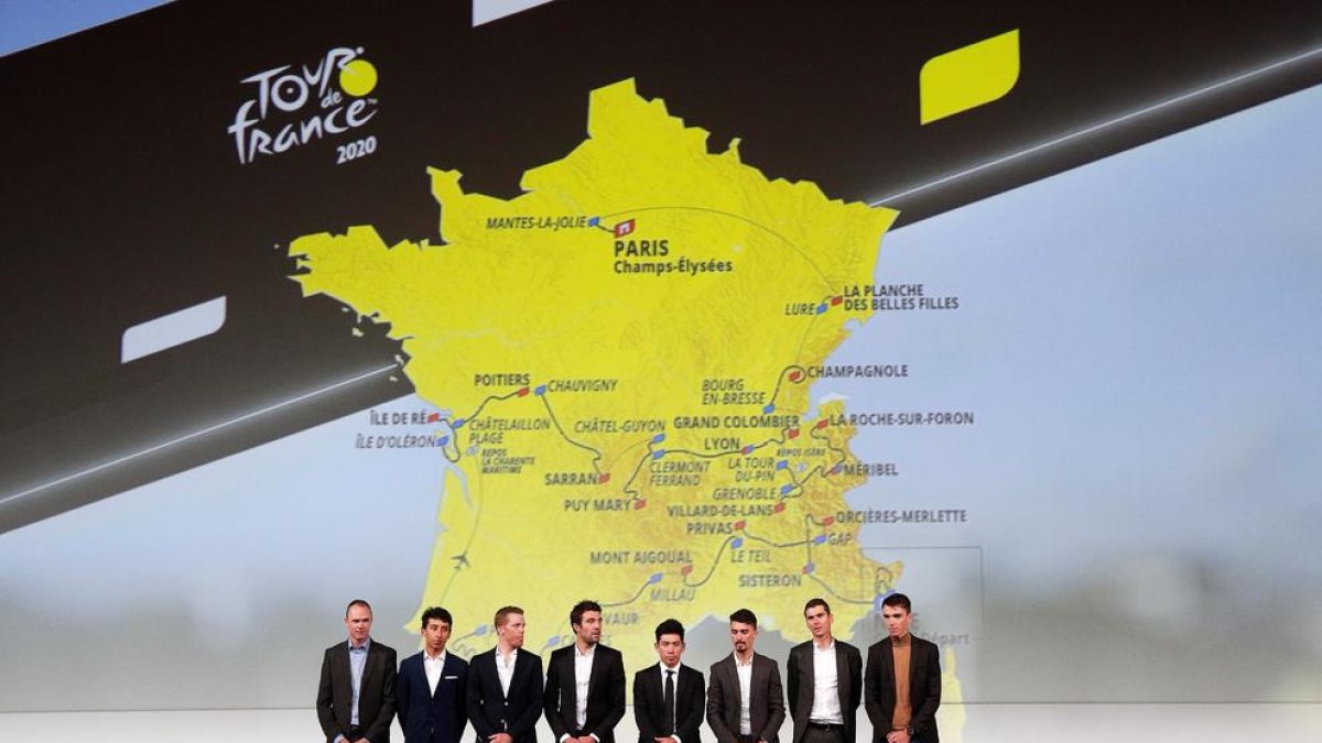 El guanyador Egan Bernal, amb altres companys ciclistes, durant la presentació del Tour de França.