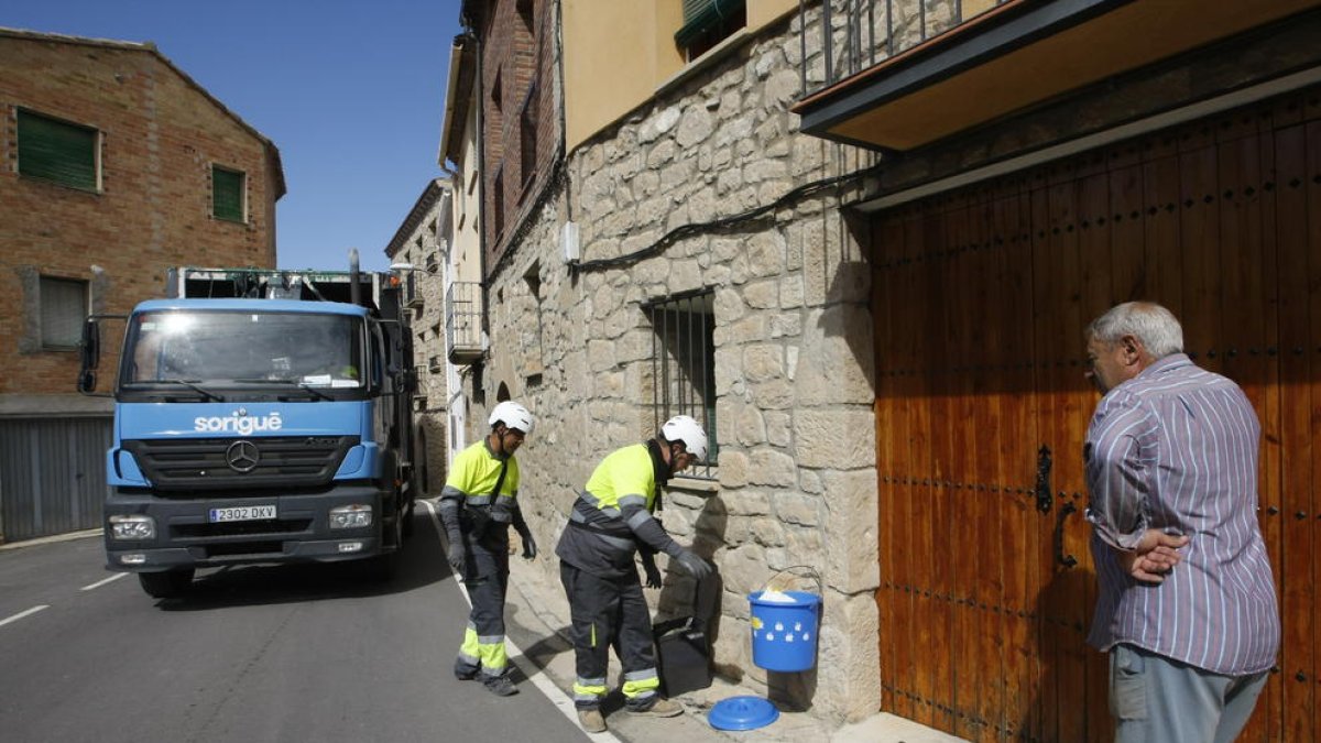 Labores de recogida puerta a puerta de residuos en el Segrià por parte de Sorigué a finales de 2018.