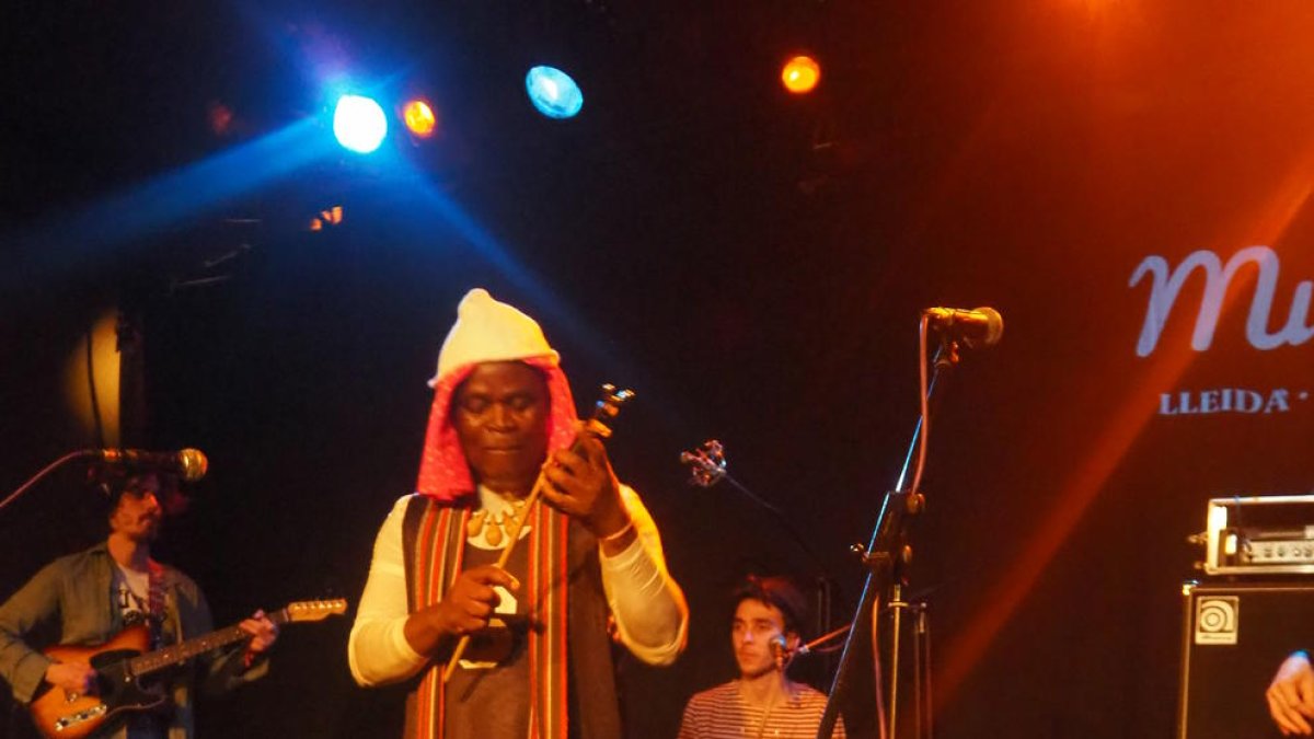 Ouzo Bazooka fueron los primeros en subir al escenario.