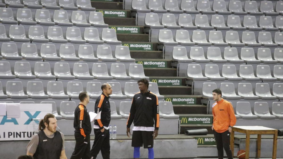 Massine Fall es va exercitar ahir al marge i avui s’espera que s’incorpori a l’entrenament de grup.