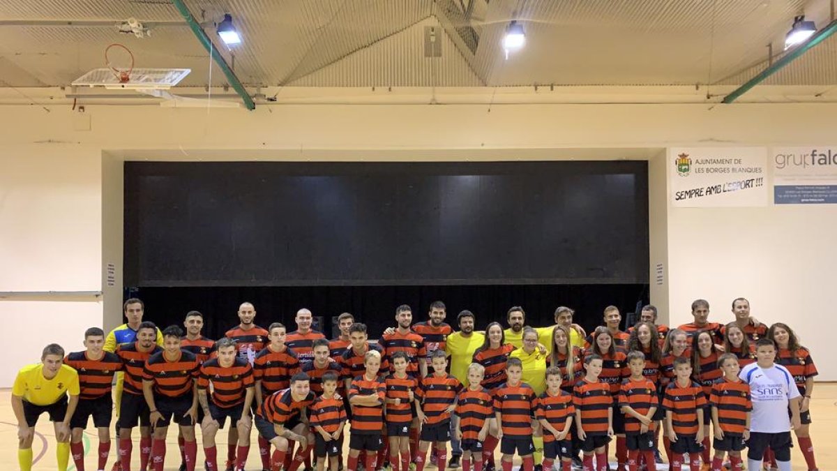 Foto de familia de los jugadores y jugadoras que integran los cuatro equipos del Futbol Sala Borges.