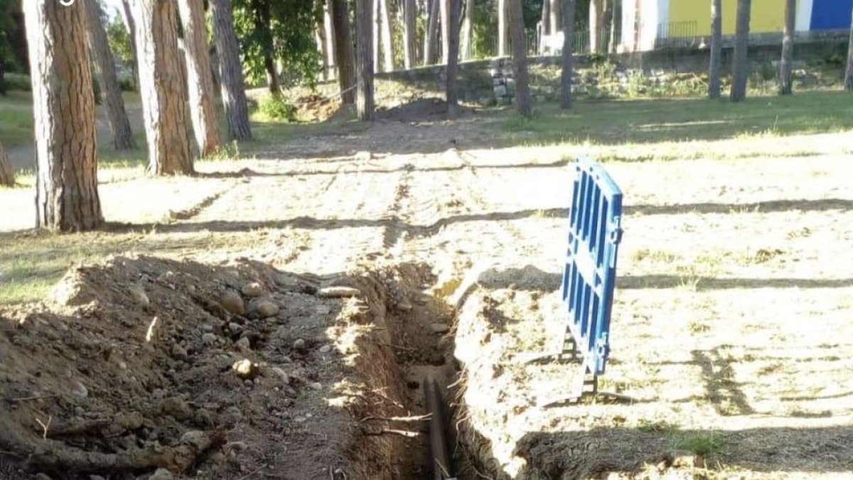 Obra para reparar canalizaciones en el parque de La Pinada.