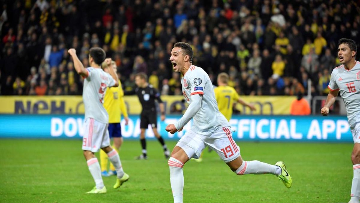 Rodrigo Moreno corre eufórico celebrando su gol en el tiempo añadido que da la clasificación.