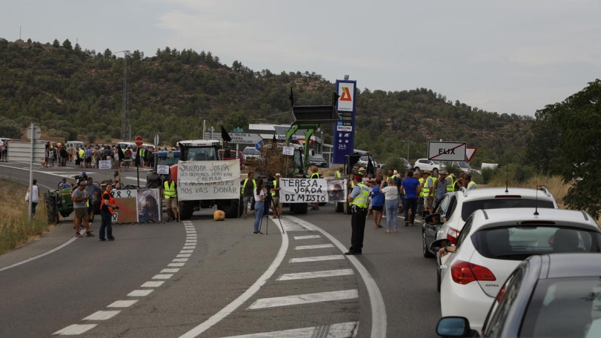 El corte de la carretera C-12 causó retenciones durante casi dos horas.