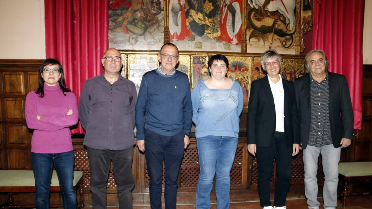 Los ganadores de los Premios Literarios de Lleida 2019, Jordi Romeu y Anna Garcia, con el alcalde Miquel Pueyo y los secretarios del jurado.