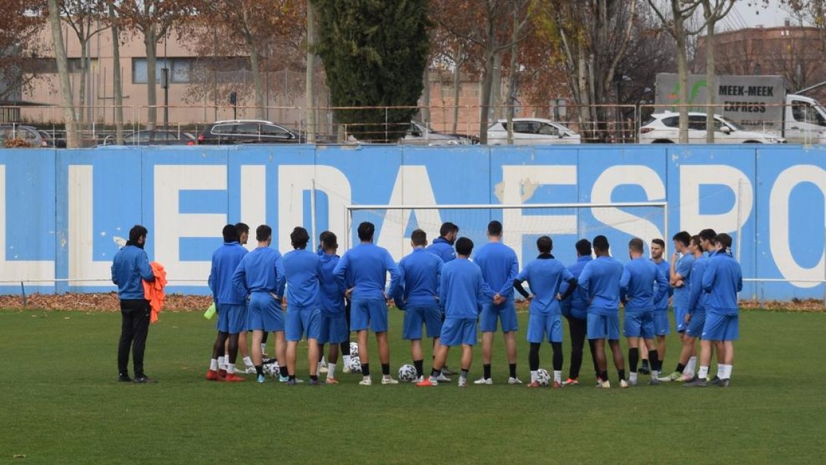 La plantilla del Lleida, reunida al voltant de Molo durant l’entrenament d’ahir.