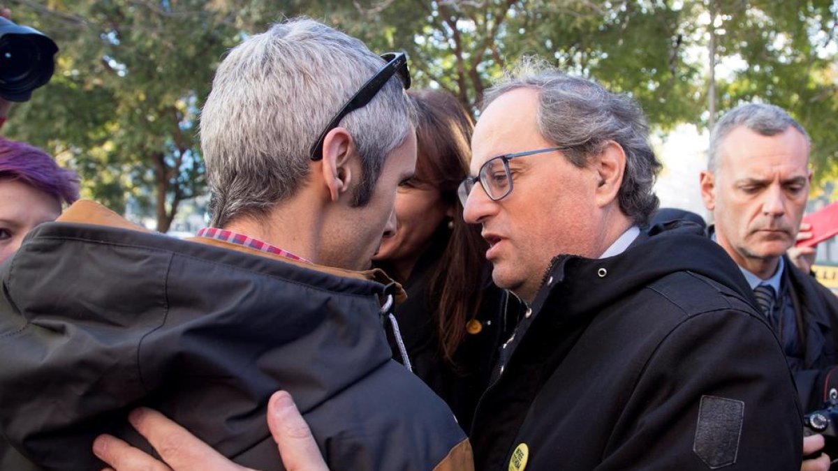 Quim Torra saluda Roger Español abans de la compareixença al jutjat de Barcelona, ahir.