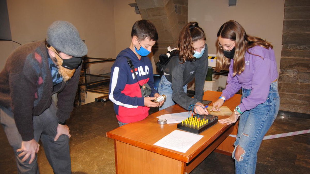 Varios jóvenes, en una de las pruebas del Escape Room.