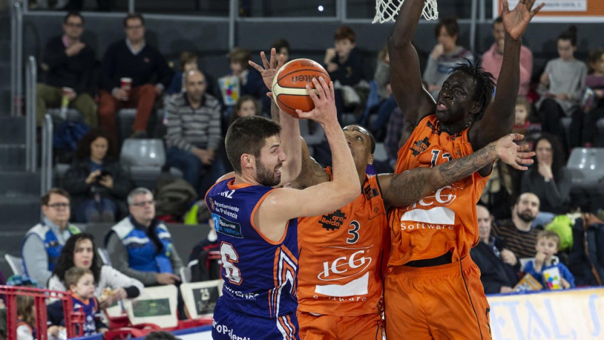 El equipo estuvo arropado por un grupo de aficionados de Lleida.