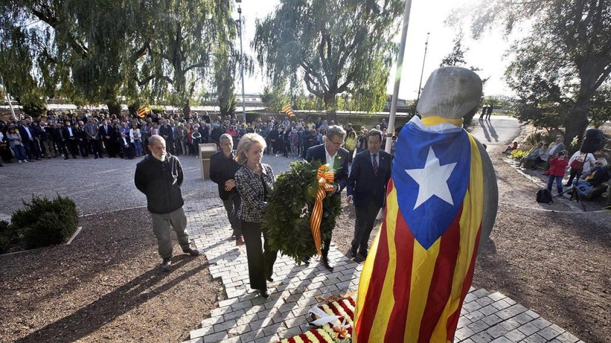 Vilallonga i Talarn dipositen una corona de flors al monument a Companys al Tarròs.