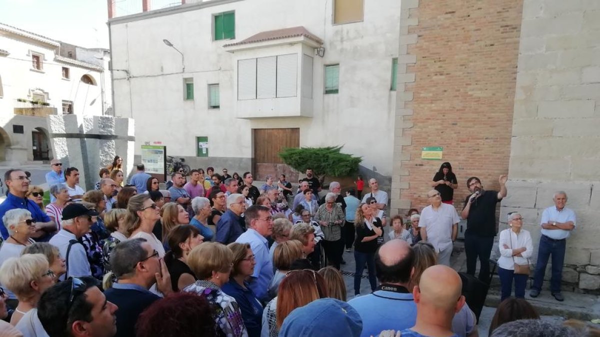 Els visitants, davant de l’església local.