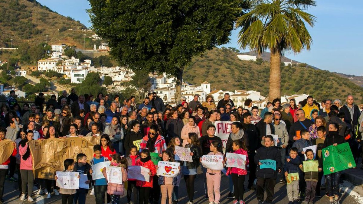 Vecinos de Totalán se solidarizan con la familia del niño.