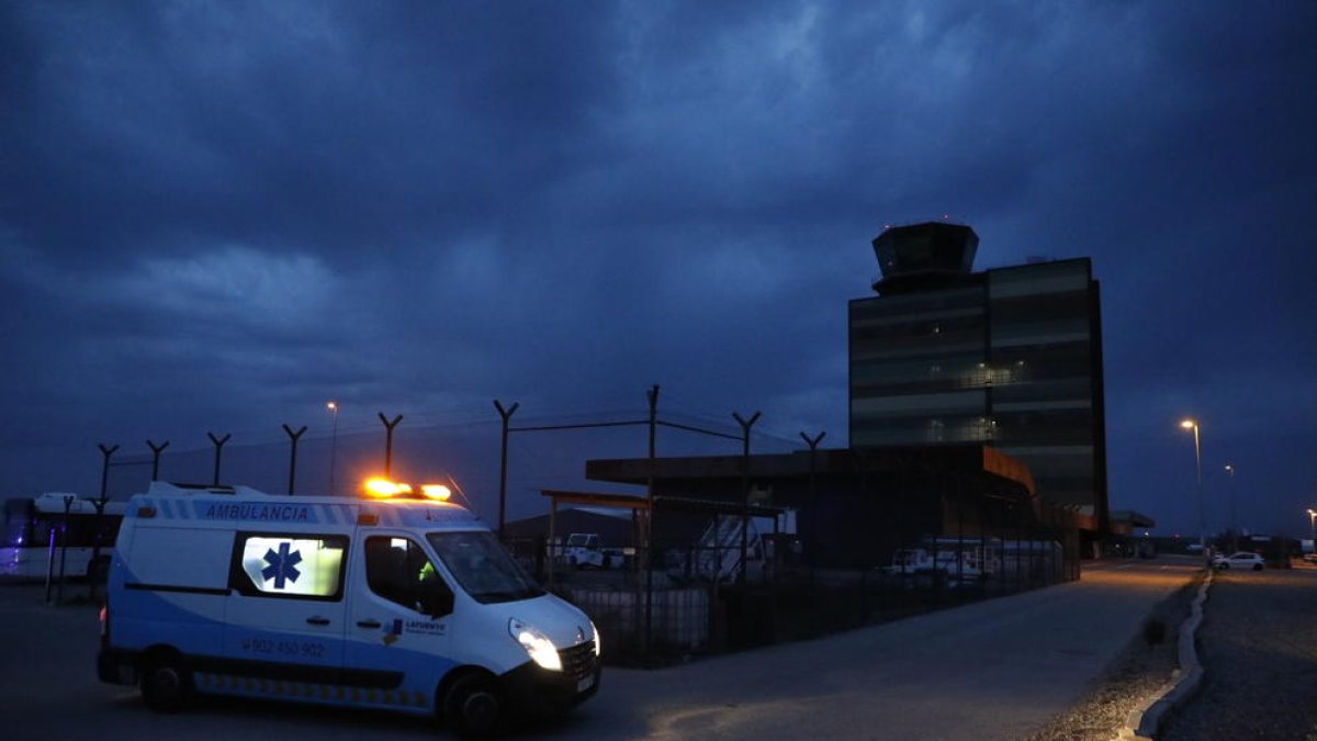 Vista de la ambulancia que trasladó ayer al montañero herido al Arnau tras su llegada a Alguaire.